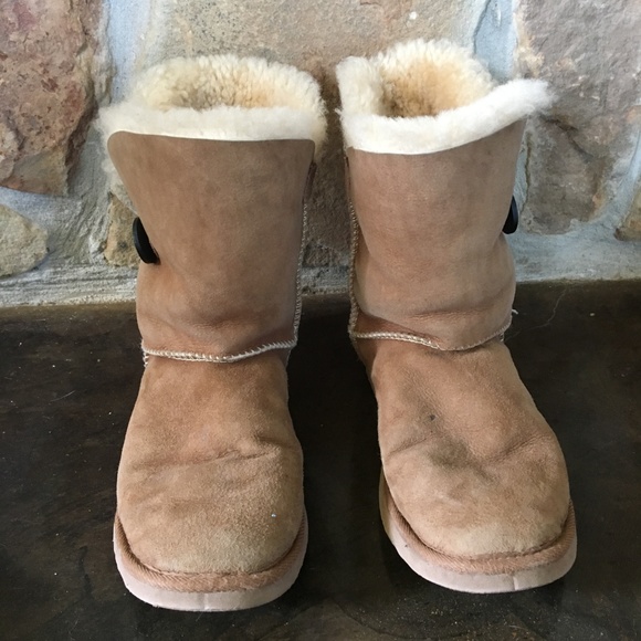 UGGS with Bailey Button - Picture 7 of 7